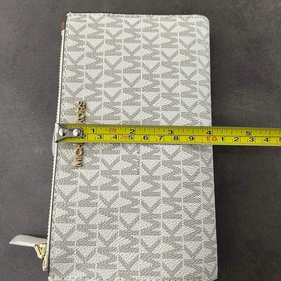 BNWT MICHAEL KORS WRISTLET WITH PHONE COMPARTMENT-Vanilla/Monogram - Picture 8 of 10
